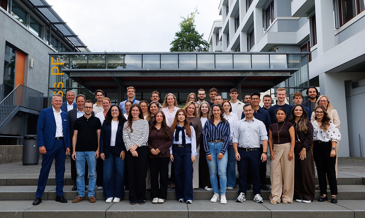 Neue Studierende stehen vor dem Gebäude der Business School Pforzheim
