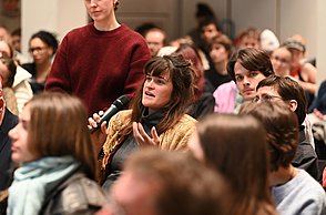 Blick ins Publikum, Gästin stellt Frage