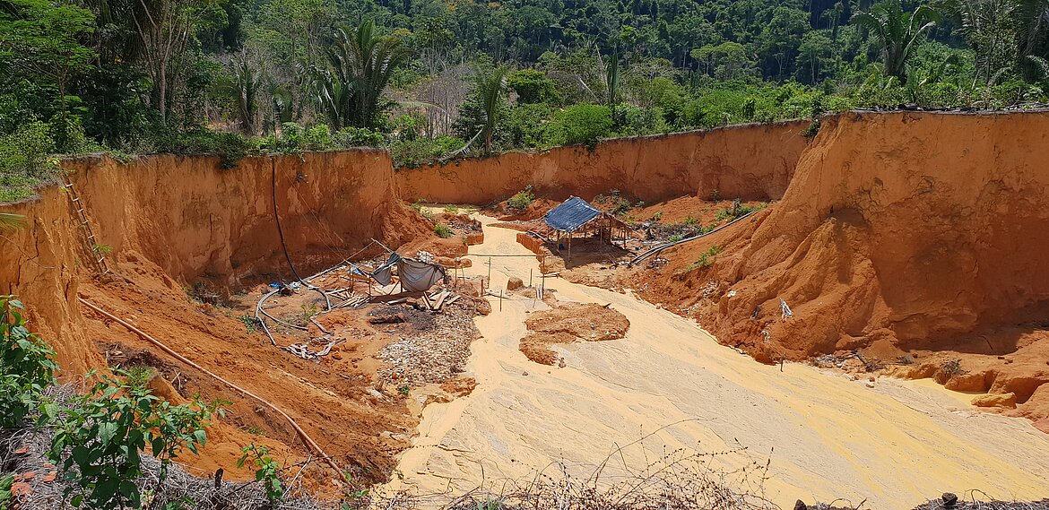 Typische Goldgrube (Garimpo) inmitten des brasilianischen Amazonas-Regenwaldes im Einzugsgebiet des Flusses Tapajós. Quelle: Schmidt
