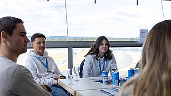 Studierende mit Unternehmensvertretern bei den Gruppengesprächen in der Osttribüne. 