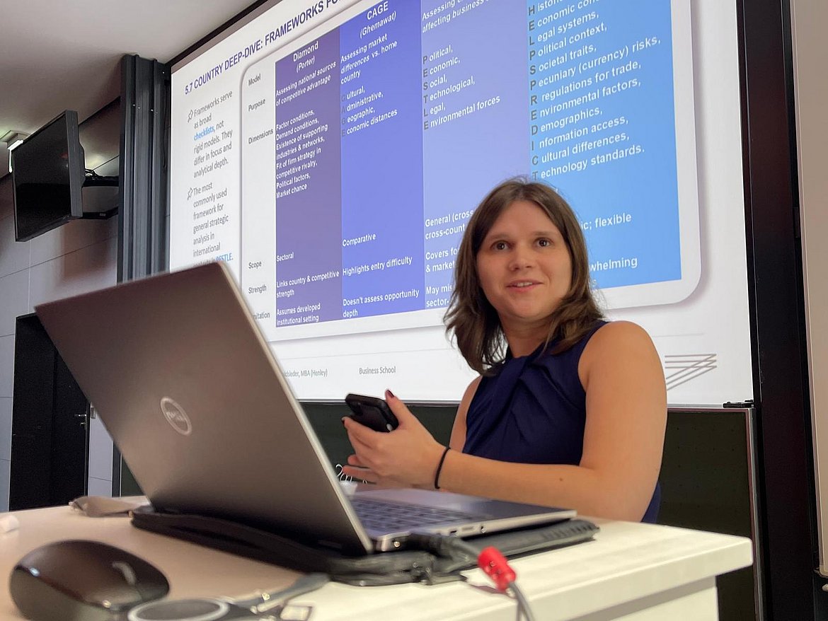 Prof. Dr. Rachel Behrmann offered students a guest lecture