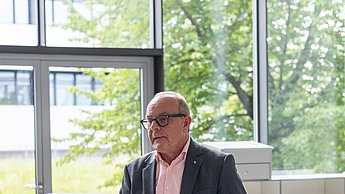 Dr. Herpich redet bei der verleihung der Urkunde.