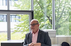 Dr. Herpich redet bei der verleihung der Urkunde.
