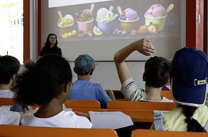 Kinder machen eine Miniumfrage zum Trendeis