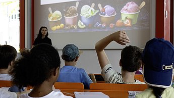 Kinder machen eine Miniumfrage zum Trendeis