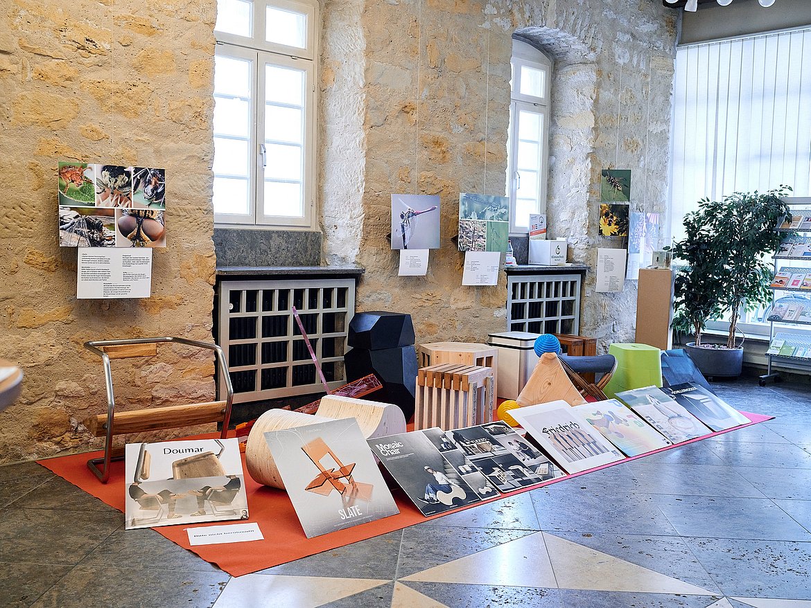 Unterschiedlich Designte Stühle der Studierenden