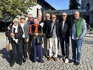 The photo shows the group of alumni during their visit to the campus.