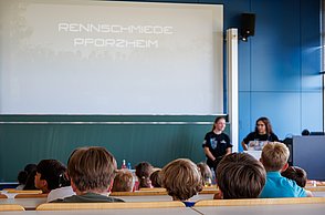 Kinder mit Studenten im Austausch.