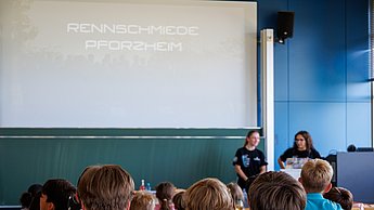 Kinder mit Studenten im Austausch.
