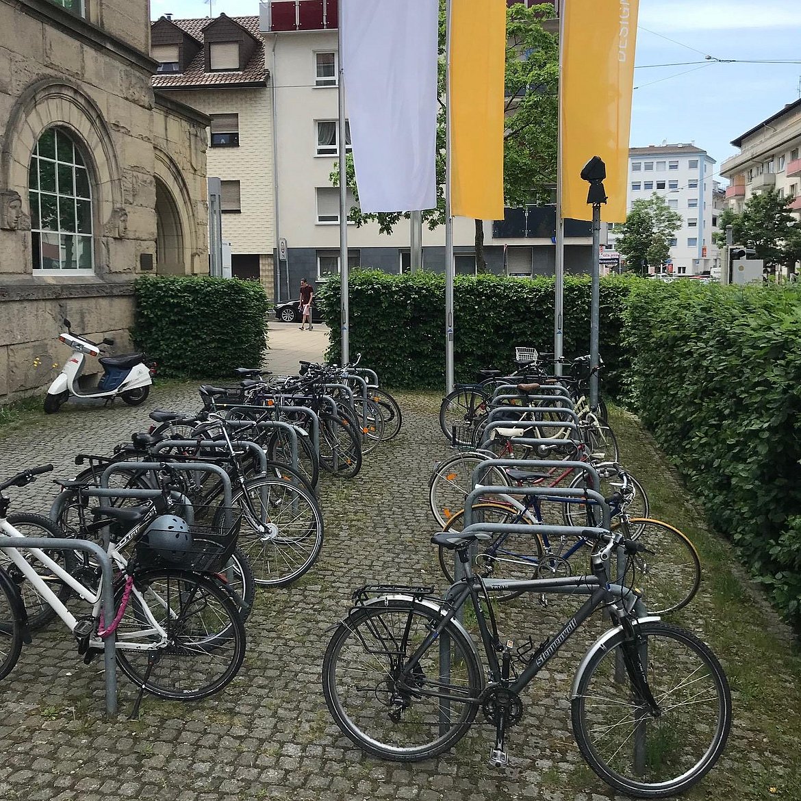 Fahrradabstellmöglichkeiten vor dem Haupteingang der Fakultät für Gestaltung