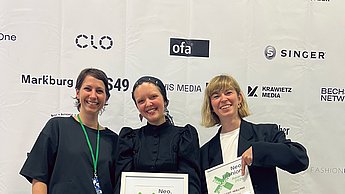 Lilian Brade (Mitte) gewinnt eine Special Mentioning der Neo.Fashion. Awards. Hier mit den Professorinnen Simone Sommer und Claudia Throm