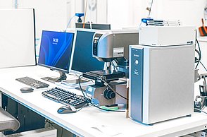 Die Fotos zeigen die Ausstattung der Labore des STI, technische Messgeräte, Mikroskope, Bildschirme und PCs sowie Arbeitsplätze.