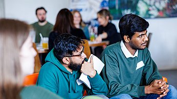 Zwei Studierende auf einem Sofa