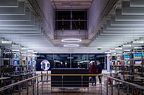 Blick in die Ausstellung in der Bibliothek