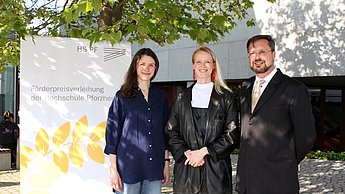 Thomas Paulwitz von der Theo-Münch-Stiftung und Preisträgerinnen Svenja Kissmer (li.) und Antonia Ziegler (Mi.)