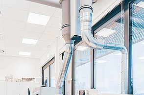 Die Fotos zeigen die Ausstattung der Labore des STI, technische Messgeräte, Mikroskope, Bildschirme und PCs sowie Arbeitsplätze.