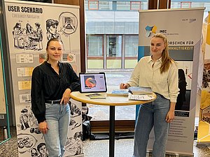 Annika Pruhs und Anina Kusch stehend an Stehtisch vor zwei Rollups