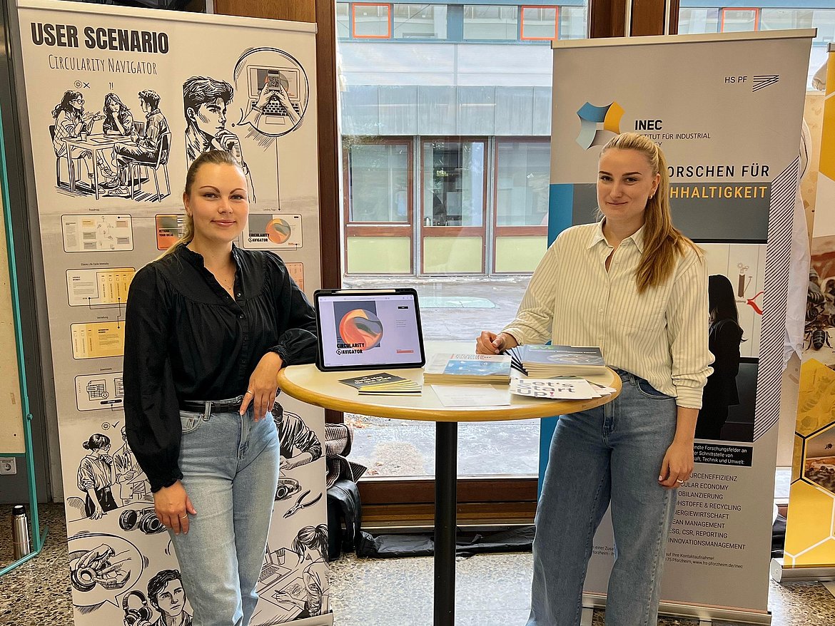 Annika Pruhs und Anina Kusch stehend an Stehtisch vor zwei Rollups