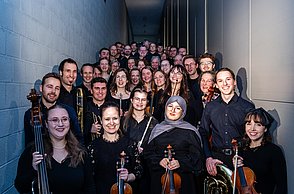 Das Hochschulorchester mit Dirigent Jasper Lecon und seinen 42 Musiker*innen