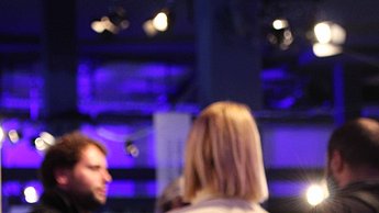 Drei Personen stehen nebeneinander