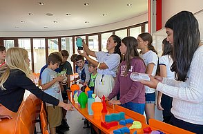 Kindergruppe schaut sich Lampenschirme aus dem 3D Druck an