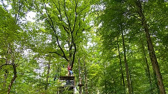 Ein Kind auf einem Kletterturm