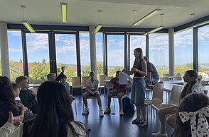Kinder sitzen im Stuhlkreis und spielen Werwolf