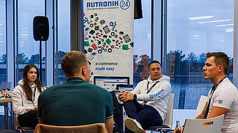 Studierende im Gespräch mit der Firma Rutronik