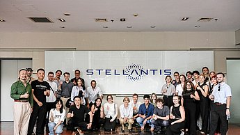 Gruppenbild der Pforzheimer Gruppe bei Stellantis.