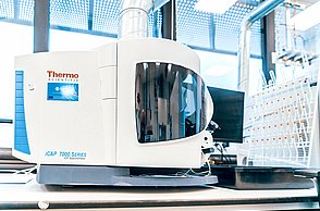 Die Fotos zeigen die Ausstattung der Labore des STI, technische Messgeräte, Mikroskope, Bildschirme und PCs sowie Arbeitsplätze.