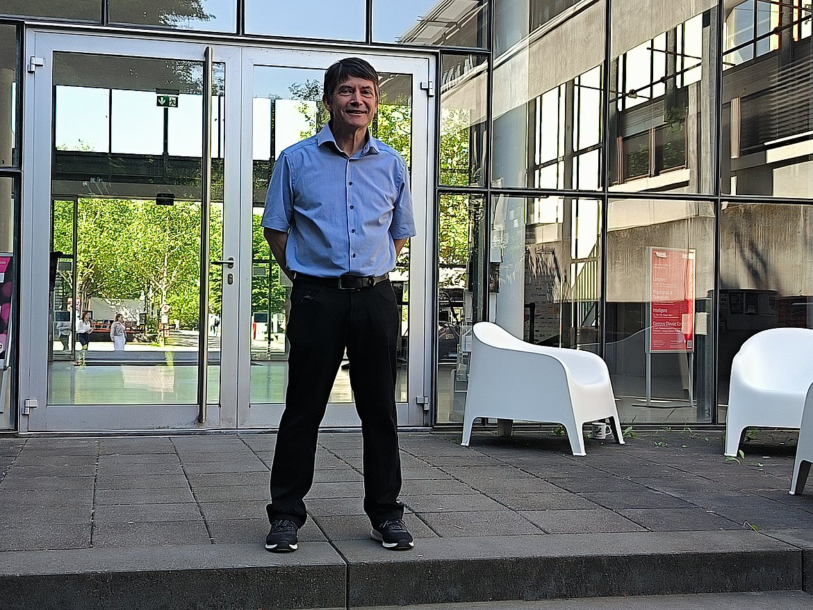 Prof. Dr. Frank Morelli vor der Business School
