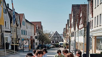 Personen sitzen an einem langen Tisch