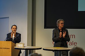 Die beiden Studiengangsleiter führten durch die Laudatio.