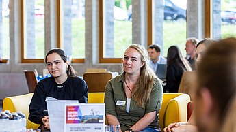 Zwei Studentinnen auf einem Sofa
