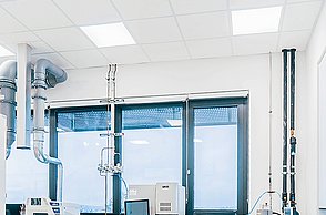 Die Fotos zeigen die Ausstattung der Labore des STI, technische Messgeräte, Mikroskope, Bildschirme und PCs sowie Arbeitsplätze.