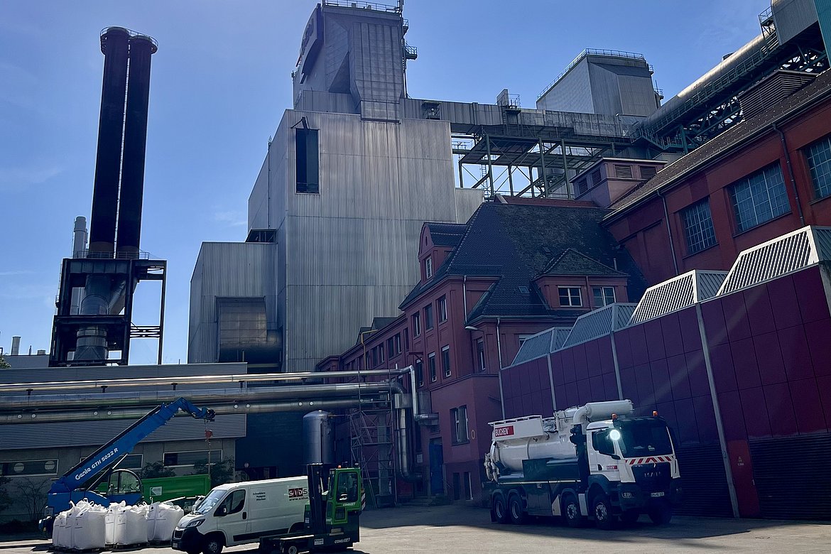 Foto Kraftwerk Stuttgart von außen