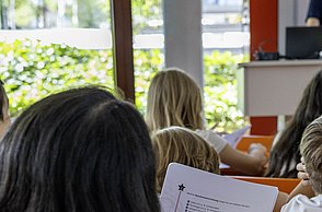 Kinder machen eine Miniumfrage zum Trendeis - hier mit dem Fragebogen in der Hand