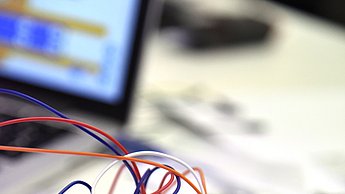 Kabel sind auf einem Board zusammengeschaltet