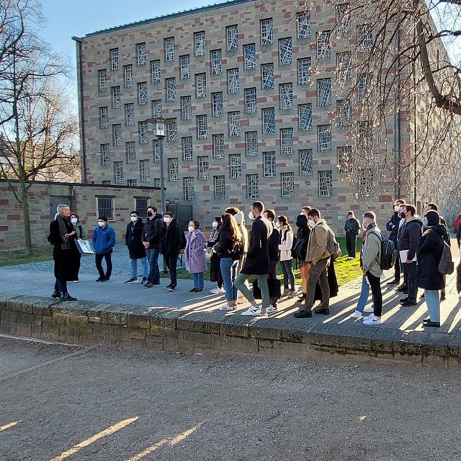 Zum Ankommen an der Hochschule Pforzheim gehören auch Führungen durch die Stadt Pforzheim. (Foto: Hochschule Pforzheim)