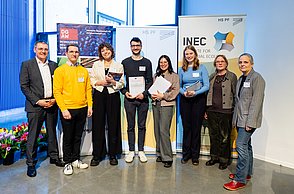 Die Preisträger:innen für die besten Vorträge und Poster mit Jurymitgliedern und Gastgeber Jörg Woidasky