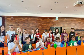 Kindergruppe posiert mit Lampenschirmen aus dem 3D Druck