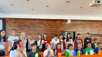 Kindergruppe posiert mit Lampenschirmen aus dem 3D Druck