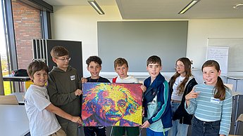 Die dritte Gruppe an Kindern präsentiert ihr Bild von Einstein