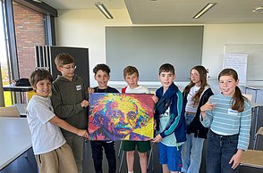 Die dritte Gruppe an Kindern präsentiert ihr Bild von Einstein