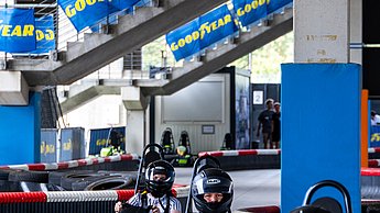 Personen beim Kartfahren