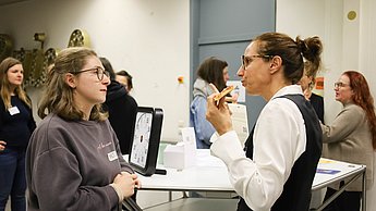 Angeregter Austausch bei Snacks