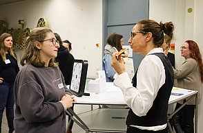 Angeregter Austausch bei Snacks