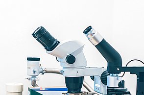 Die Fotos zeigen die Ausstattung der Labore des STI, technische Messgeräte, Mikroskope, Bildschirme und PCs sowie Arbeitsplätze.