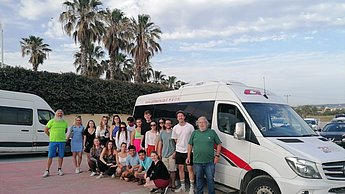 Gruppenfoto mit Busfahrer