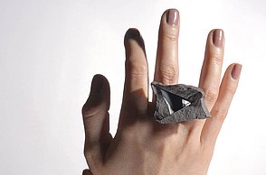 Foto einer Hand die ein großes Schmuckstück trägt